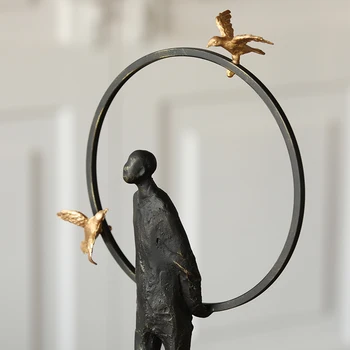 Figura Stand Pe Negru Cilindric De Marmură, Înconjurat De Două De Aur Păsări Sculptura Ornamente Statuie Art Decor Acasă Accesorii