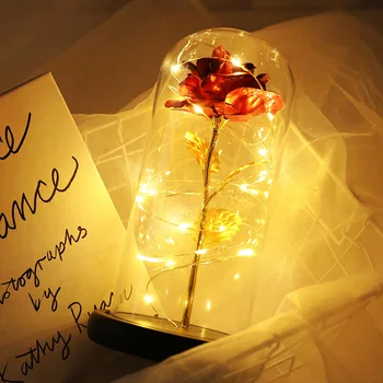 Frumoasa Si ia Trandafir Roșu Într-O Cupolă de Sticlă Pe O Bază de Lemn Pentru Cadouri de Valentine LED-uri a Crescut Lămpi de Crăciun