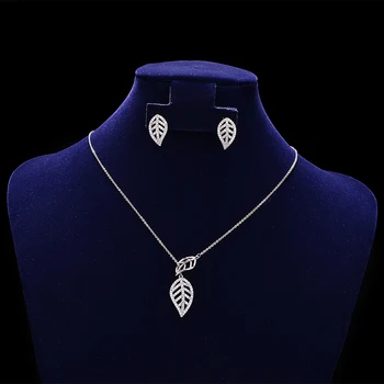 Seturi de bijuterii HADIYANA Noua Moda Simplu Minunat Design Elegant Pentru Femei Cu Înaltă Calitate CN1103 din Oțel Inoxidabil Colier Set