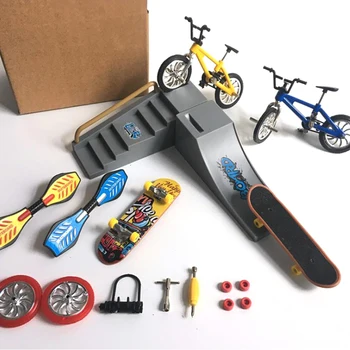 Gratuit Navă Nouă Deget Mini Scooter, Biciclete finger finger Skateboard jucarii set w/rampa pentru fete baieti favoruri de partid goodie bag umpluturi